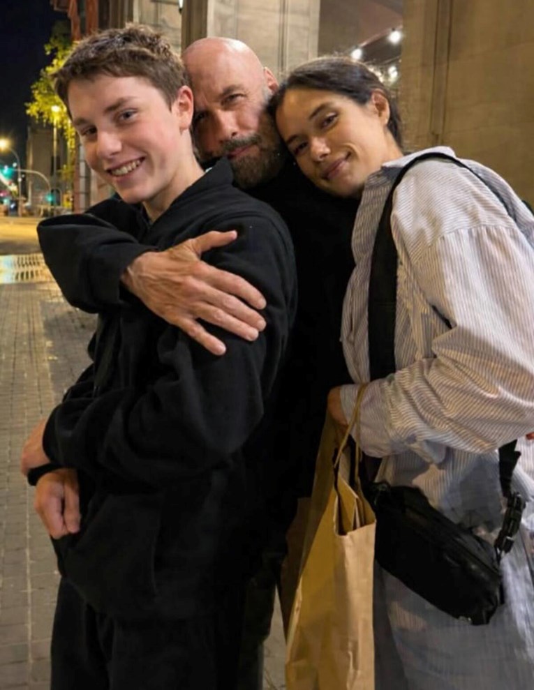 John Travolta objavio rijetku obiteljsku fotografiju sa sinom (15) i kćeri (25)