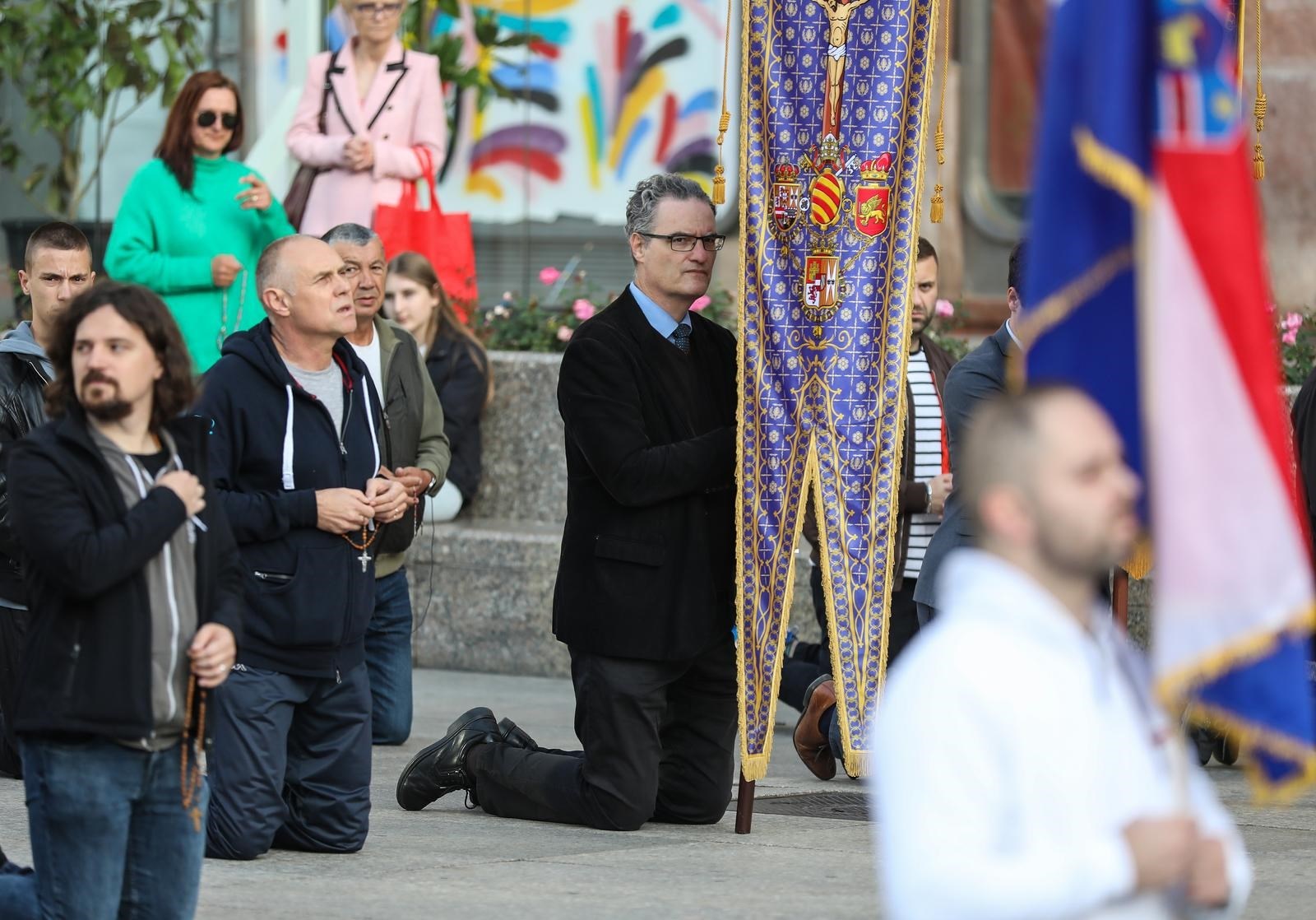 Batarelu koji je s muškarcima molio za čednost smetaju članci o tome u medijima