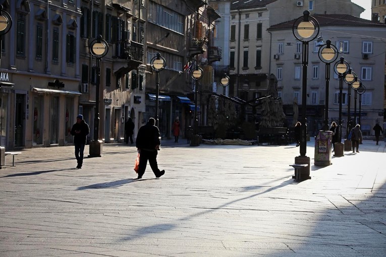 Trojica mladića brutalno pretukla muškarca u centru Rijeke
