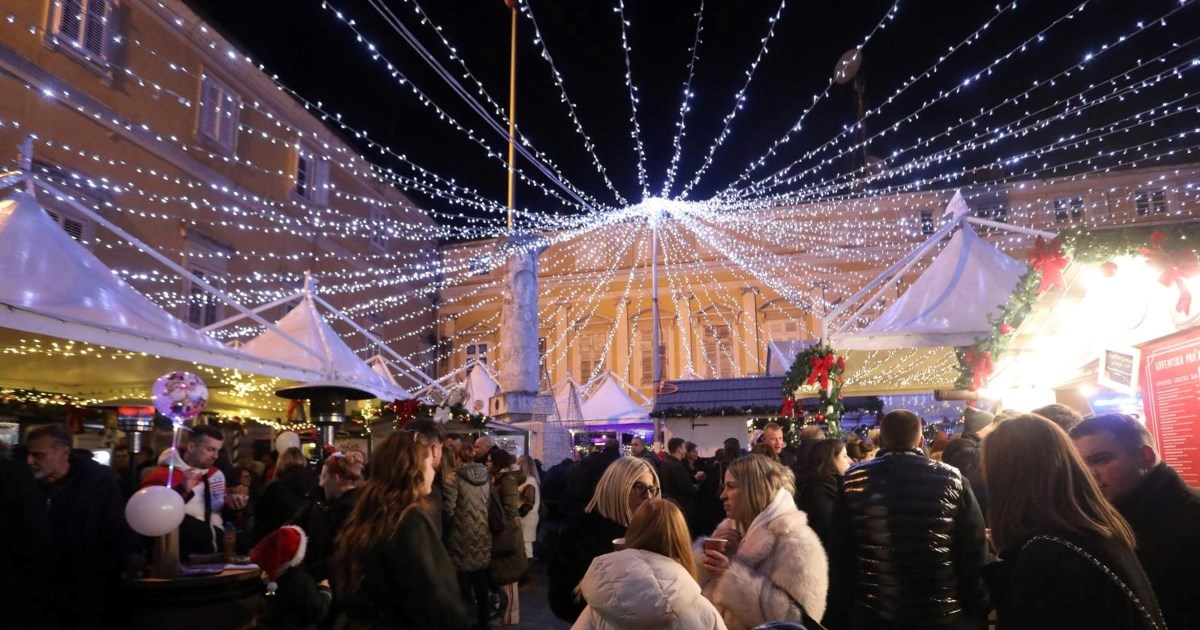 Počeo Advent u Rijeci: Fritule 6 eura, kuhano vino 4
