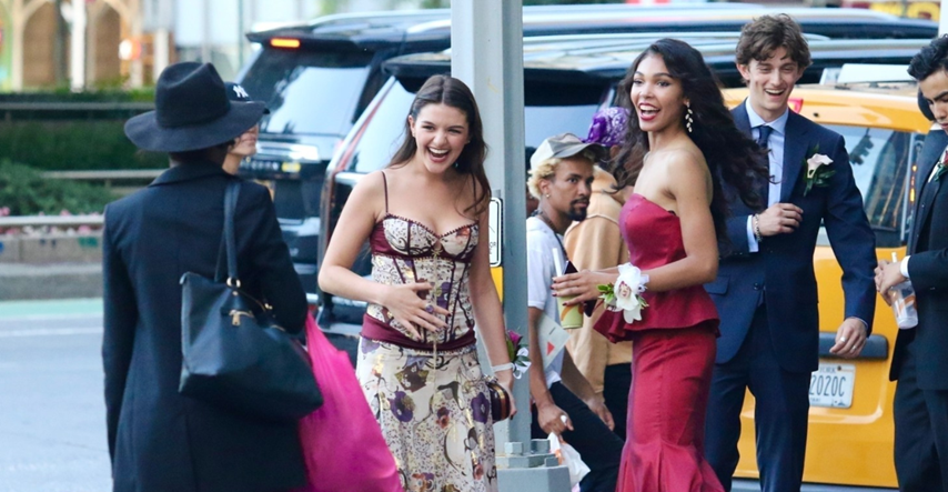 Kći Toma Cruisea snimljena prilikom dolaska na maturalnu, nosila neobičnu haljinu