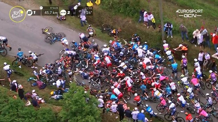 Navijačica transparentom prouzročila jedan od najvećih padova ikad na Tour de Franceu