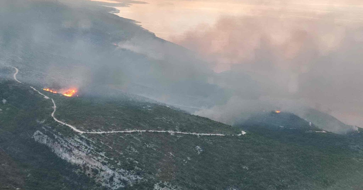 FOTO I VIDEO Požar kod Komiže. Gasi ga 70 vatrogasaca, u pomoć stigli kanaderi