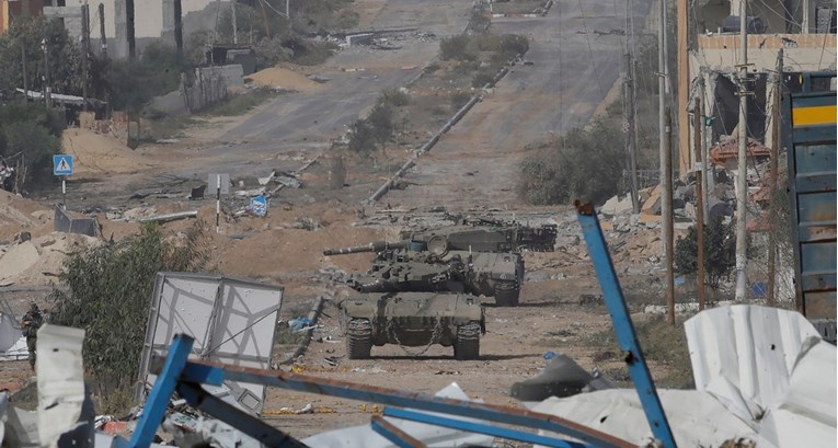 Deseci izraelskih tenkova, oklopnjaka i buldožera upali na jug Pojasa Gaze
