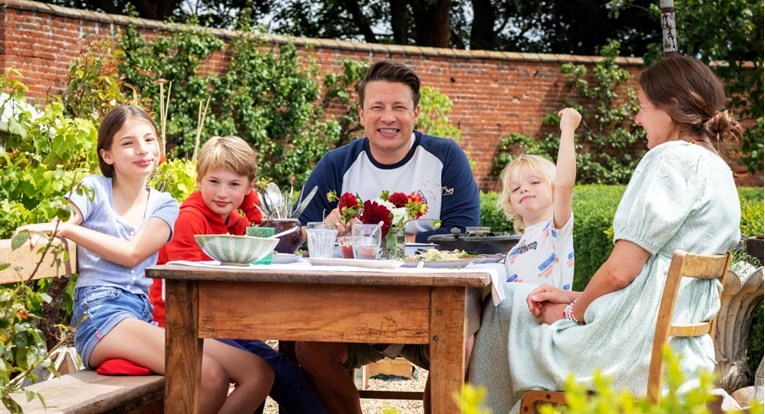 Sinu Jamieja Olivera tek je 13 godina, već dugo kuha, a sada izdaje i knjigu recepata