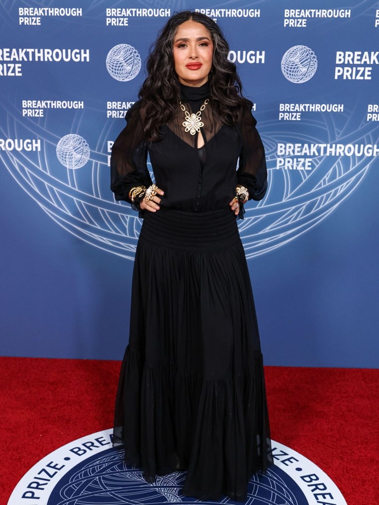 "Dama u crnom": Salma Hayek zna kako ostaviti dojam