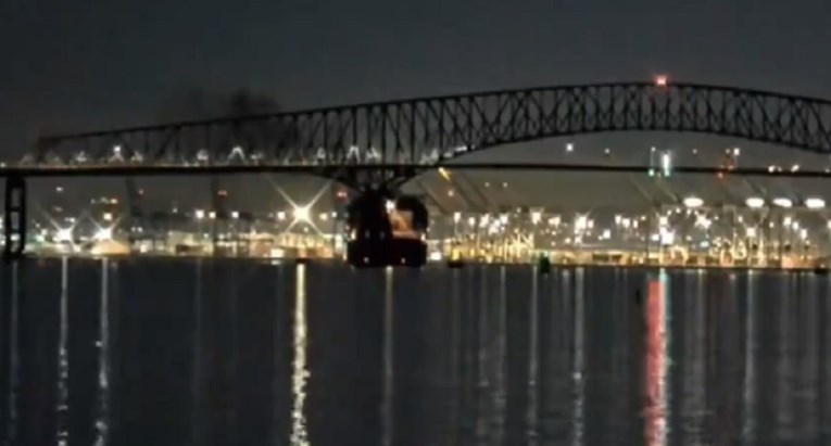 VIDEO Ovo je trenutak udara broda u most u Baltimoreu. Srušio se u sekundi