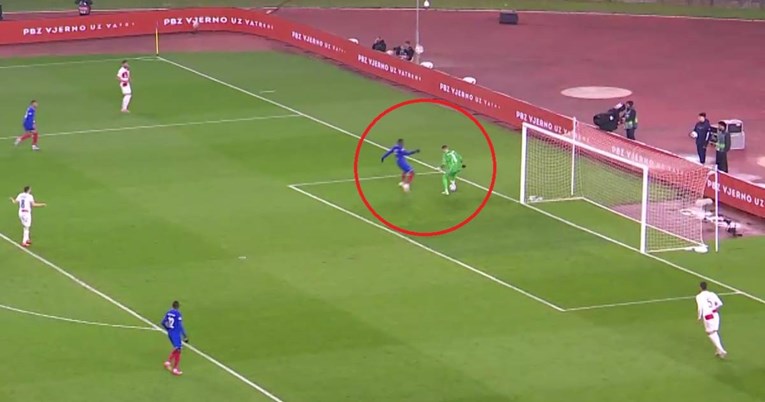 Dembele pokušao Livakoviću uzeti loptu. Pogledajte potez hrvatskog golmana