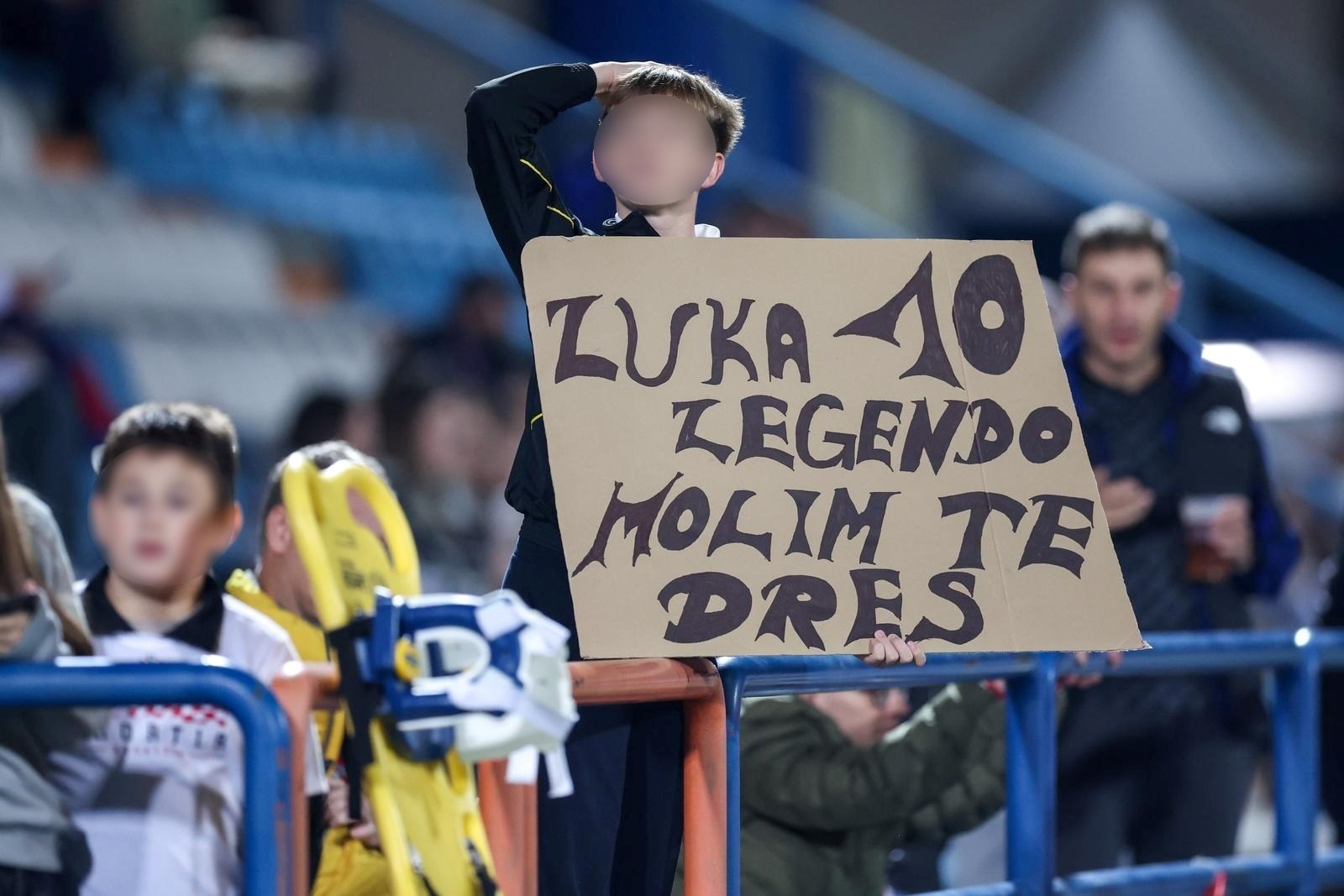 Mladi navijač u Varaždin donio plakat za Modrića: "Legendo, molim te dres"