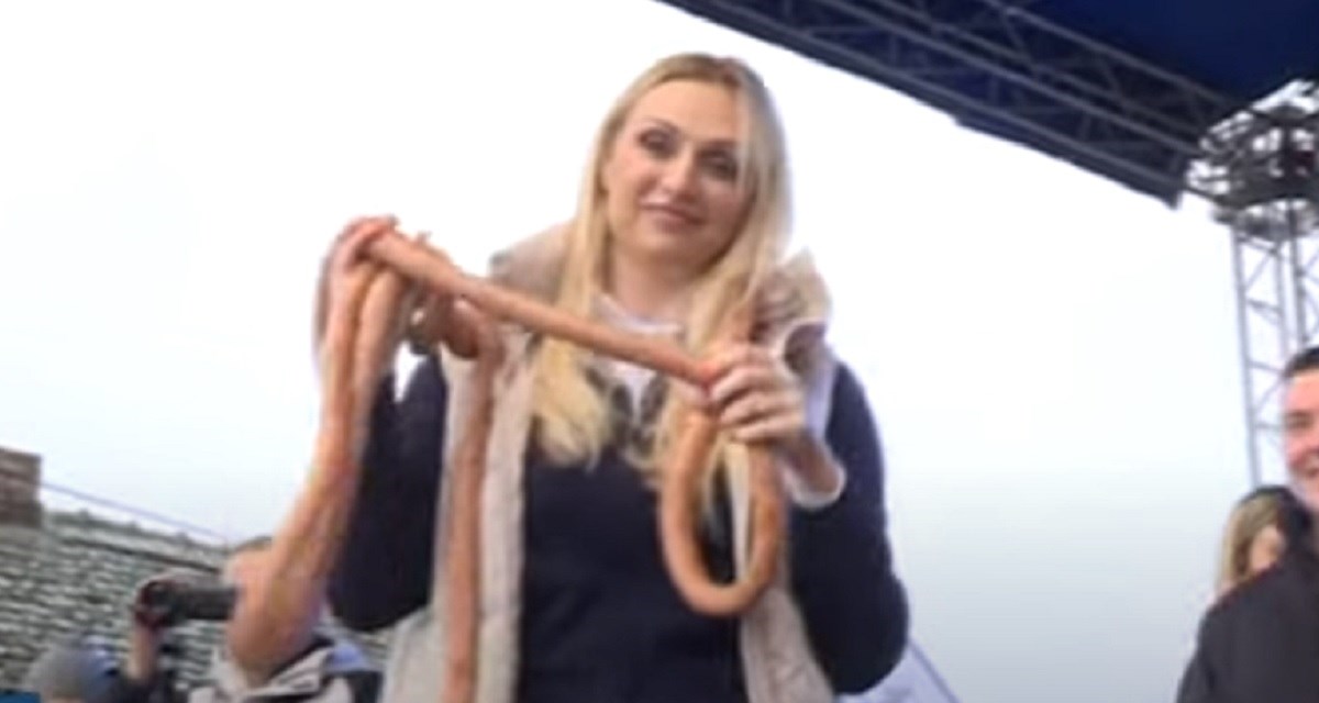 FOTO Ovo je srpska ministrica. Omotala se kobasicama