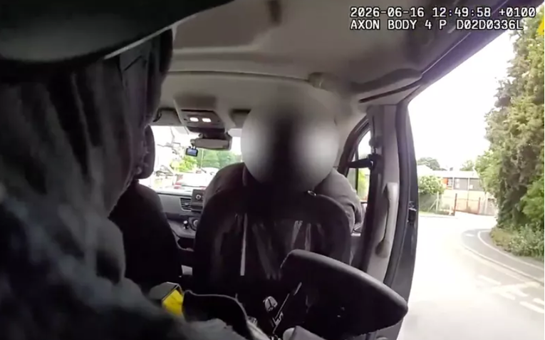 VIDEO Vozač kombija u Britaniji vidio policajca u potjeri pa mu viknuo: "Uskači"