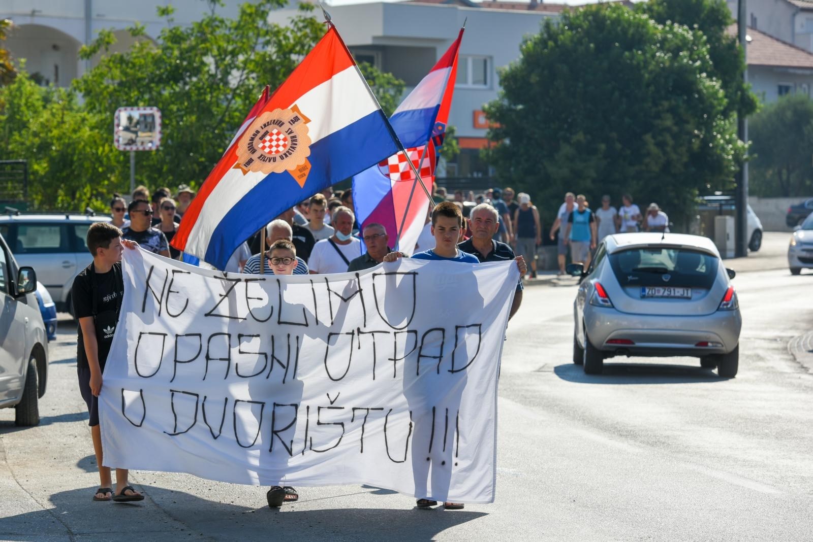 Stotinjak ljudi u Zadru prosvjedovalo zbog azbesta s Titovog broda