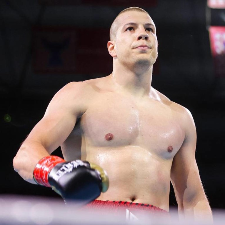 Luka Pratljačić nokautirao suparnika i ušao u osminu finala boksačkog SP-a