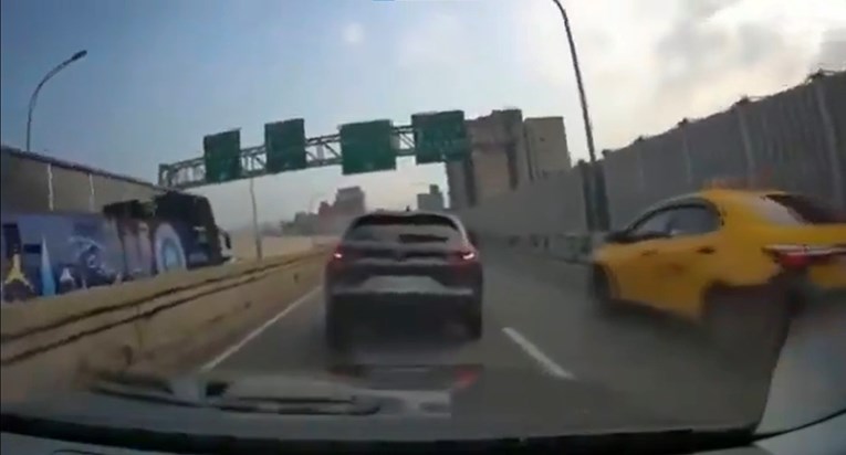 VIDEO Ovo je trenutak razornog potresa na autocesti na Tajvanu. Bus i auti poskakuju