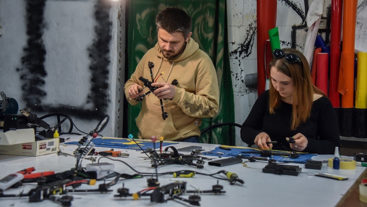 Kako Ukrajina stvara vojsku dronova na kuhinjskim stolovima