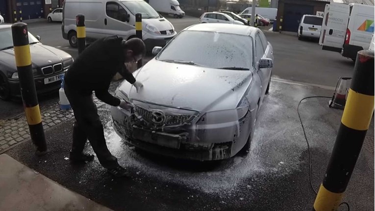 VIDEO Nije oprao auto godinama, sad ga je doveo na čišćenje