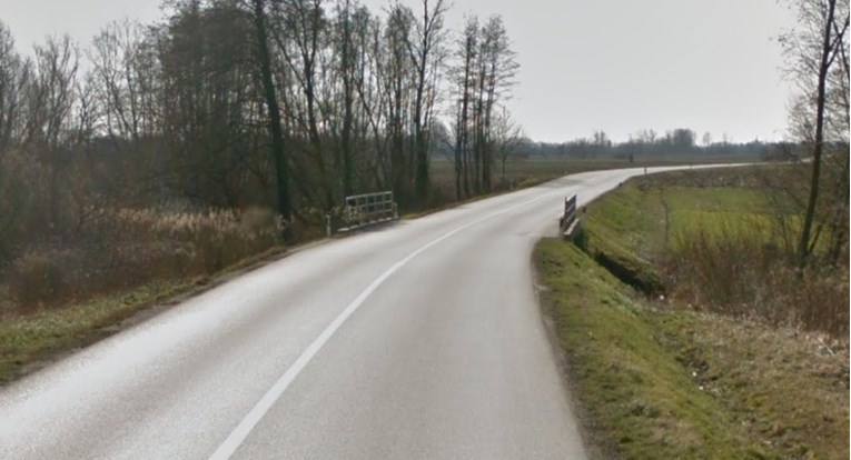 Prometna kod Koprivnice: Auto sletio s ceste i udario u most, vozač je ozlijeđen