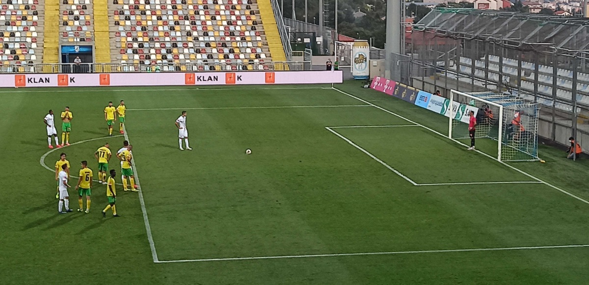 Rijeka iz istog penala iz trećeg pokušaja zabila. Čolak promašivao, sudac ponavljao