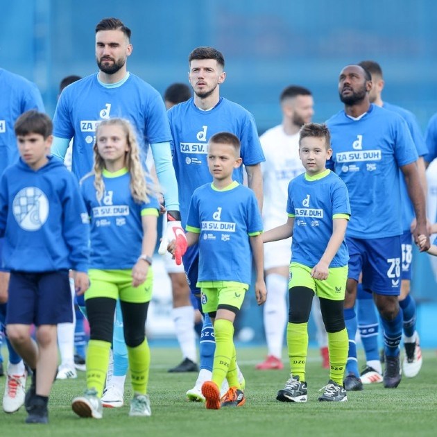 Igrači Dinama i Rijeke u posebnim majicama podržali humanitarnu akciju