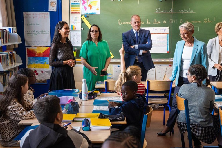 Francuski učitelji masovno štrajkaju protiv ukidanja poslova i niskih plaća