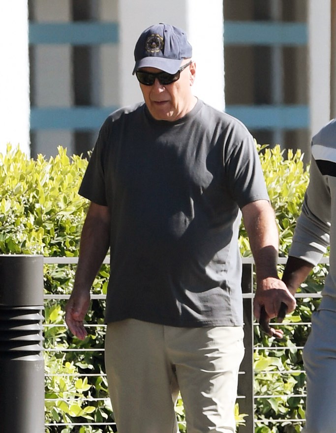 Bruce Willis snimljen u rijetkom izlasku, hodao je uz pomoć njegovatelja