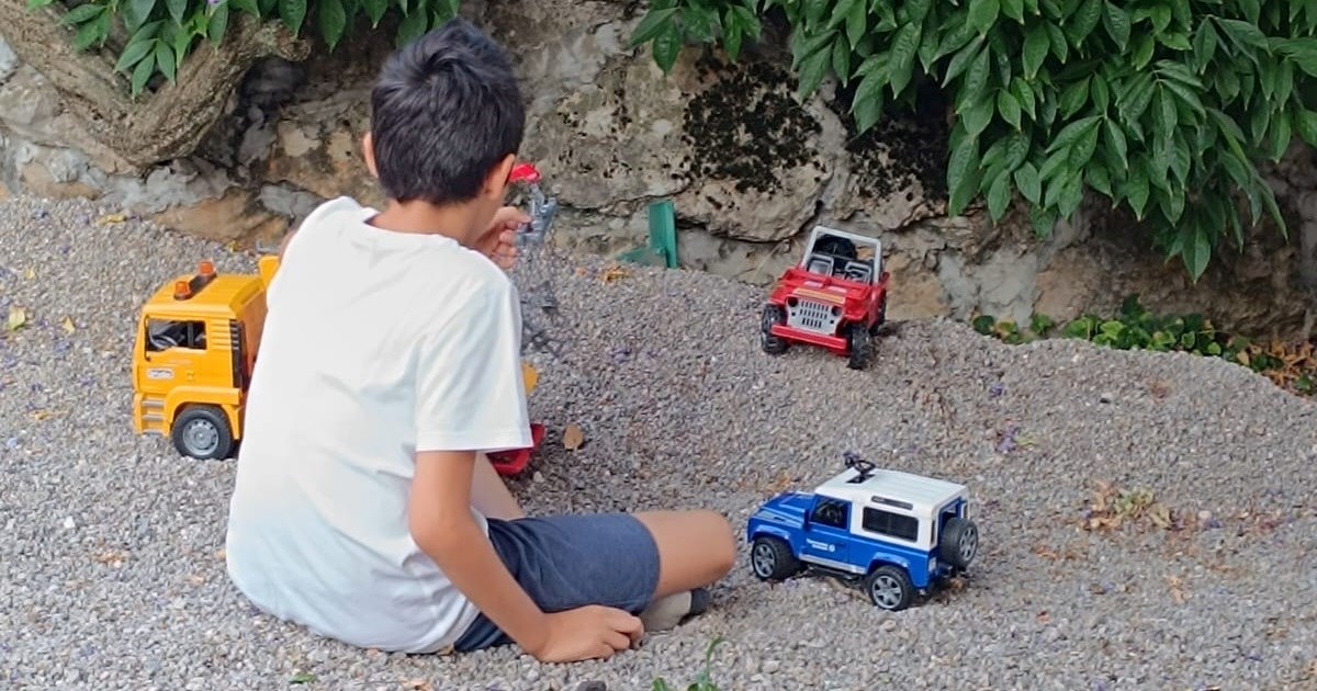 Kod posvojitelja je s 3.5 godine došao u pelenama, nije znao govoriti: "Još se boji"