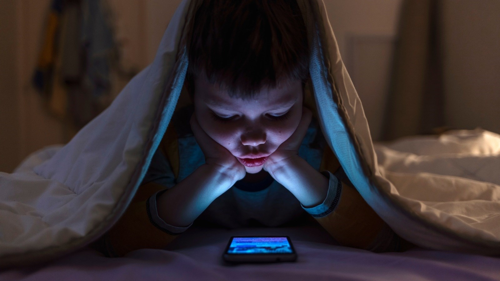 Vaše dijete je na mobitelu svaki dan? Možda vas zove u pomoć bez da to znate