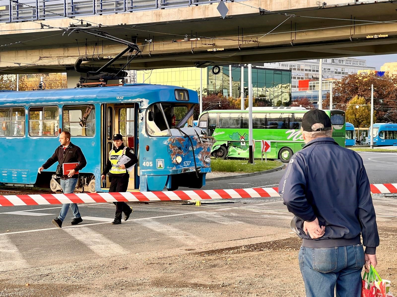 Obrat s nesrećom u Zagrebu, sudjelovalo još jedno vozilo. Poginuo vozač busa (71)