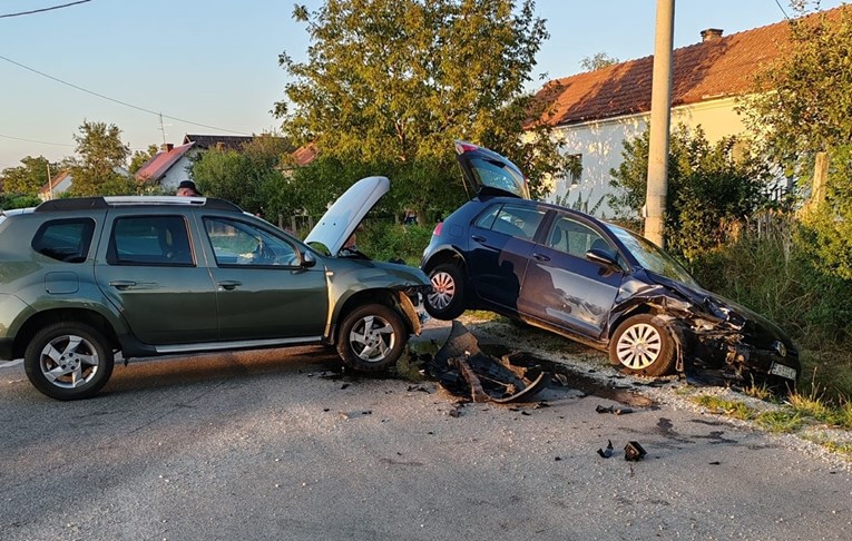 FOTO Bočni sudar u Vrbovcu, auto sletio. Djevojka ozlijeđena