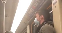 Tip s maskom na licu radio nešto kretenski u vlaku, policija ga odmah uhapsila