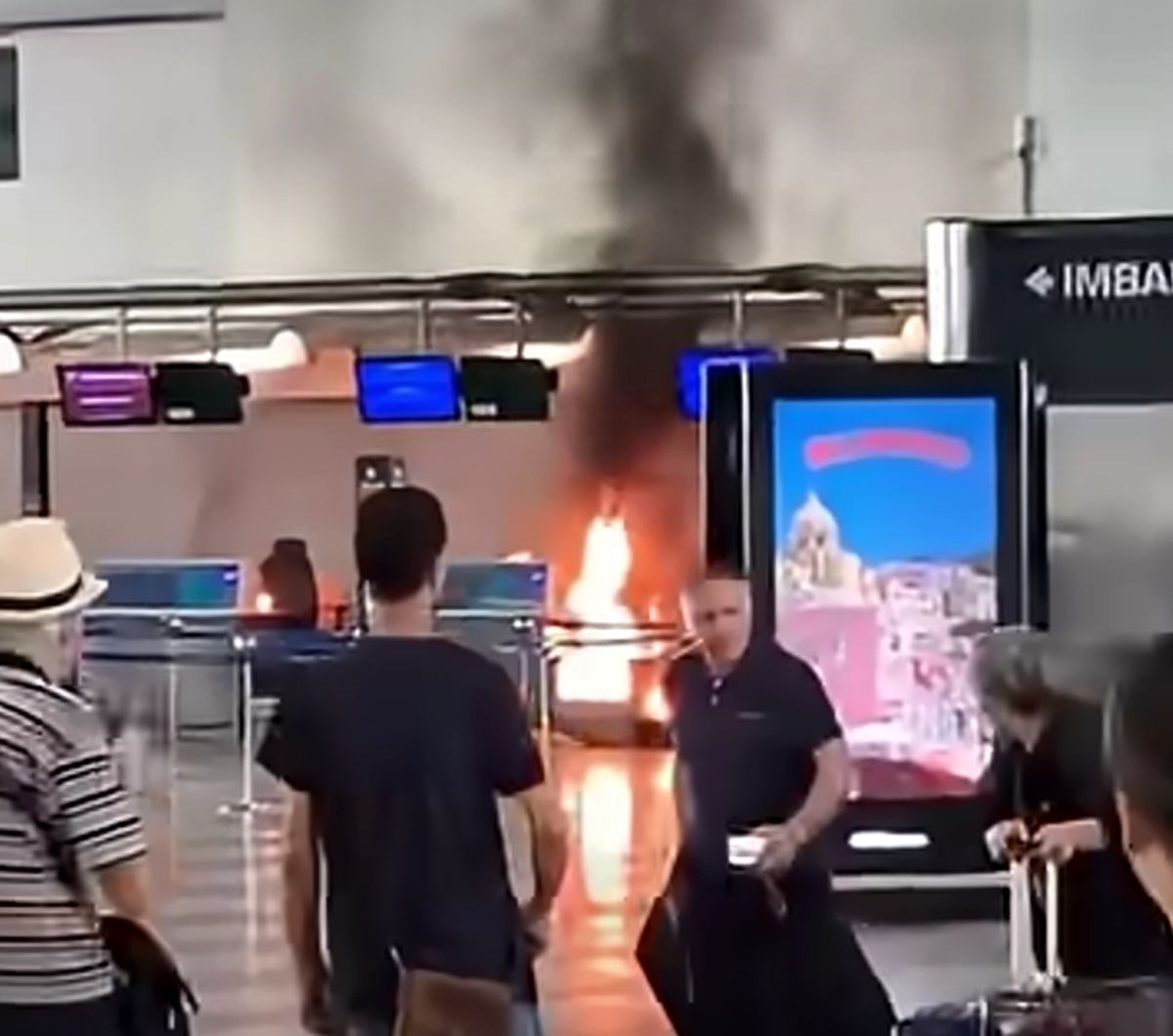VIDEO Divljao na aerodromu u Italiji. Razbijao čekićem, zapalio vatru...