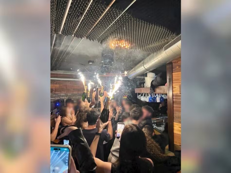 Za požar u Švicarskoj kriv konobar koji je plesao na ramenima kolege? 