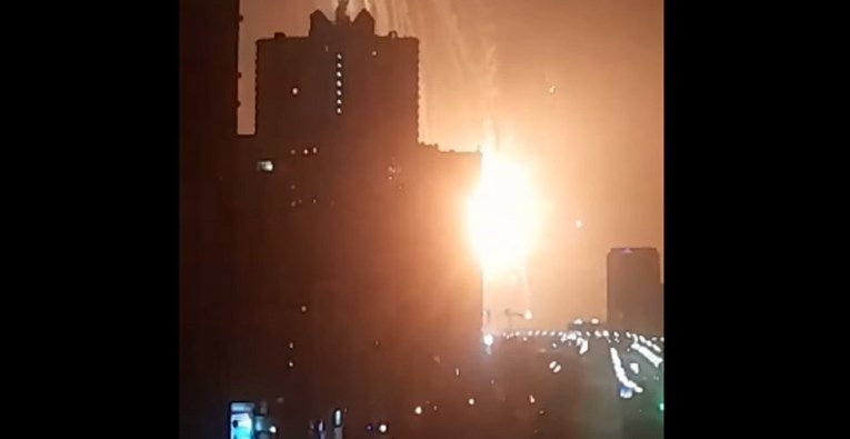 VIDEO Ukrajinci srušili ruski avion, on se zabio u zgradu i zapalio je