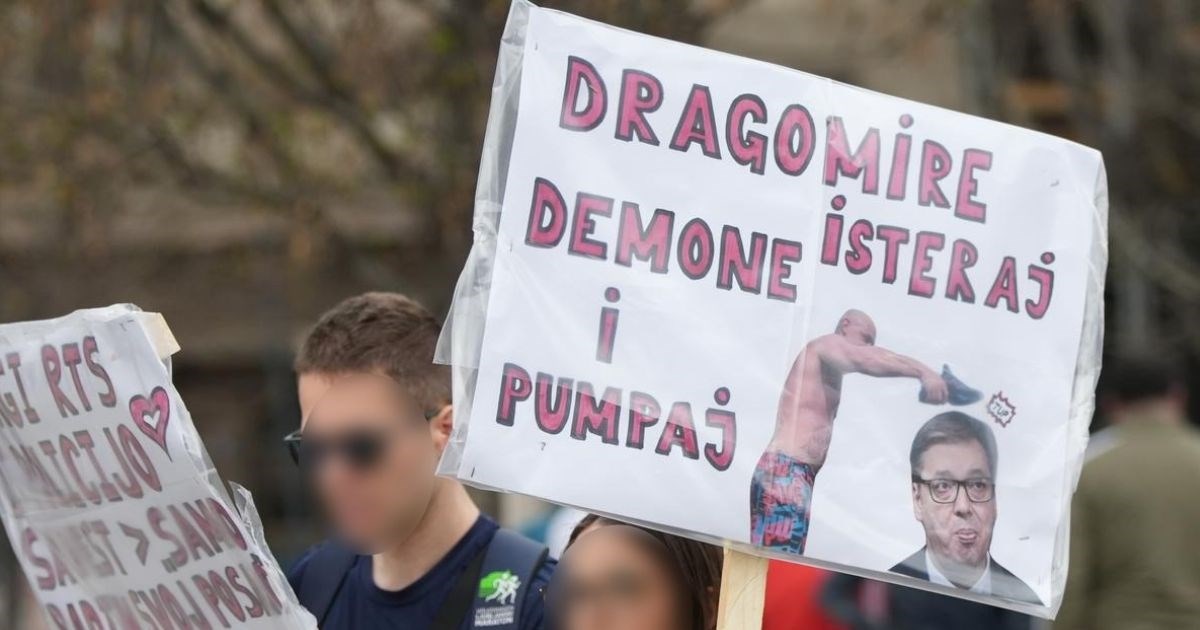 "Dragomire, istjeraj demone": Transparent s velikog prosvjeda u Beogradu je hit