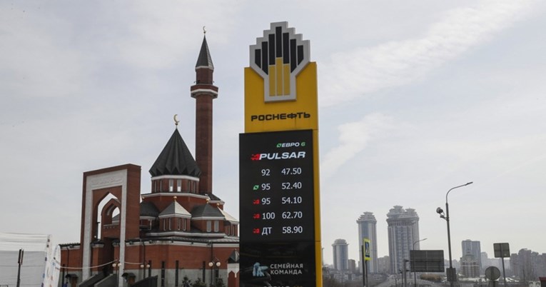 Američke sankcije ruskim naftnim divovima podigle cijene nafte