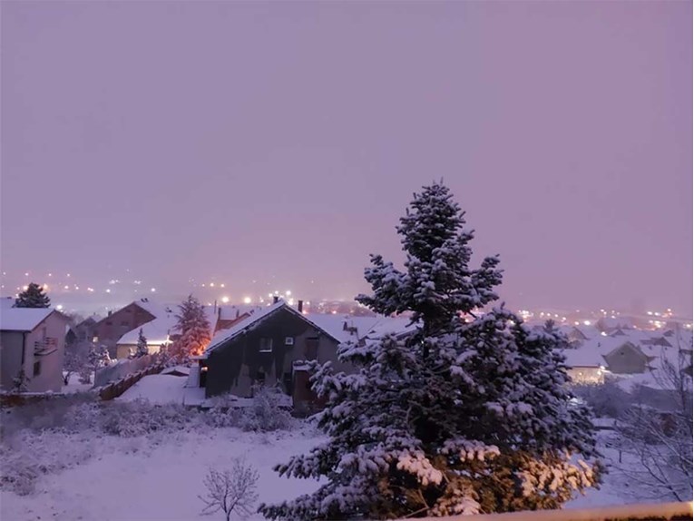 U Beogradu najmanje 20 cm snijega, puno je nesreća, drvo palo na dvije curice