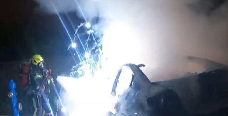 VIDEO Netko je poduzetniku u Zagrebu zapalio BMW, objavljena snimka