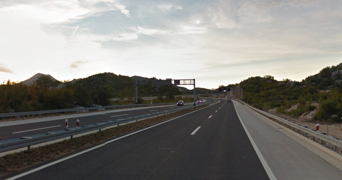 Ograničenje brzine na autocesti kod Šestanovca, na cesti se nalazi predmet