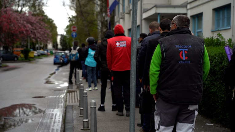 Stranci od zore čekaju u redu za radne dozvole. Rus: Pobjegao sam od mobilizacije