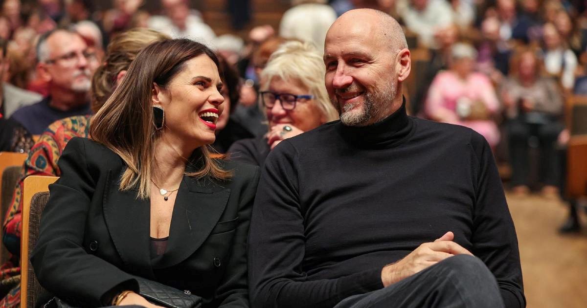 Tijekom večernjeg izlaska Viktorija i Dino Rađa uhvaćeni u simpatičnom trenutku