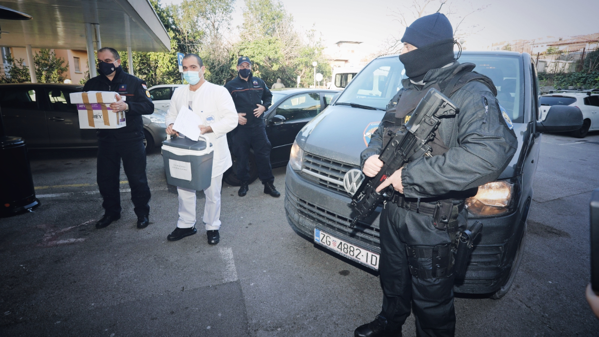 VIDEO Pogledajte kako policajci naoružani dugim cijevima čuvaju cjepivo