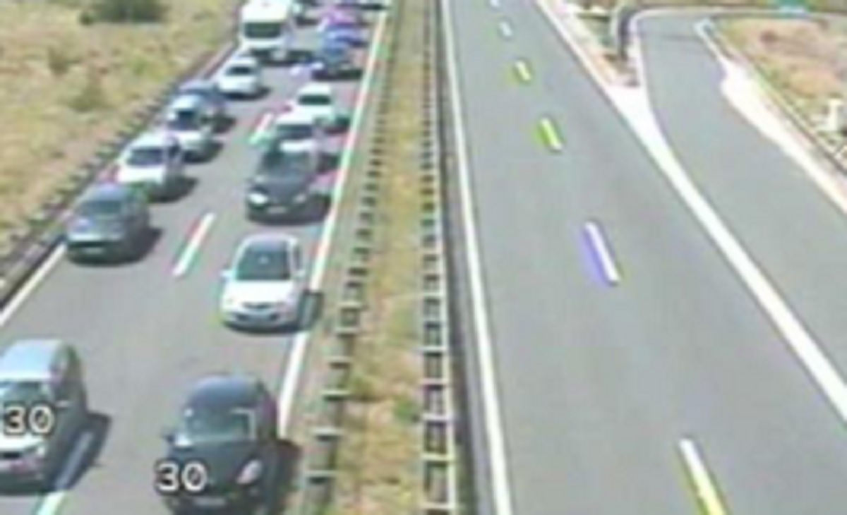 Kod tunela Ledenik se zapalio auto, stvorila se kolona od 9 kilometara