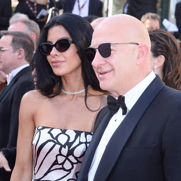 FOTO Došli na festival obučeni kao Bezos i Sanchez, nitko ne zna tko su zapravo