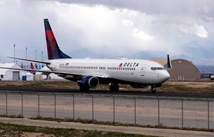 Boeing u SAD-u prisilno sletio nakon što je otpao komad aviona