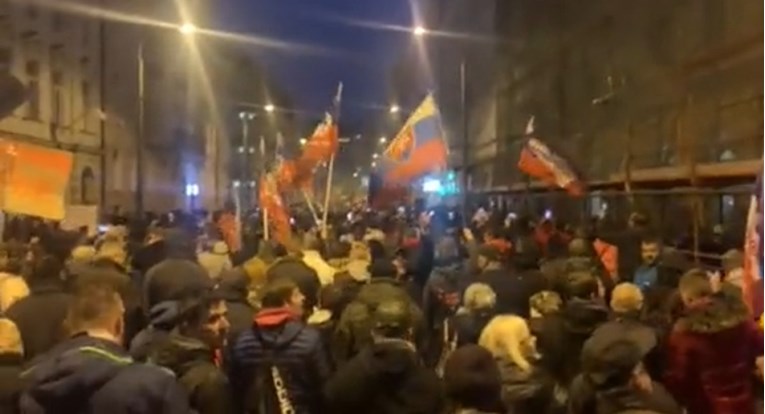 U Bratislavi prosvjedovali protiv mjera. Ozlijeđena dva policajca, uhićeno 9 ljudi