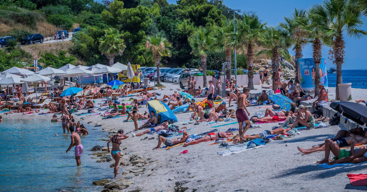 FOTO Mnogi potražili osvježenje: Ovako je danas izgledala plaža Kašjuni u Splitu