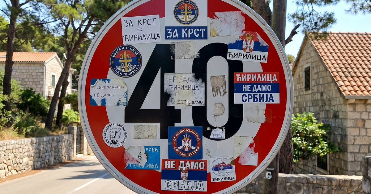 U Cavtatu oblijepili znakove, kante i panoe ćiriličnim naljepnicama