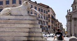 Turist sjeo na rub fontane u Rimu i jeo. Kažnjen s 450 eura