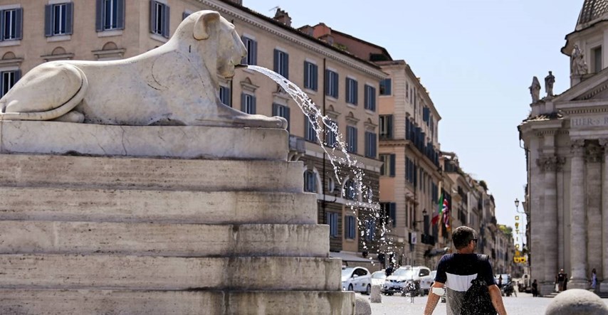 Turist sjeo na rub fontane u Rimu i jeo. Kažnjen s 450 eura