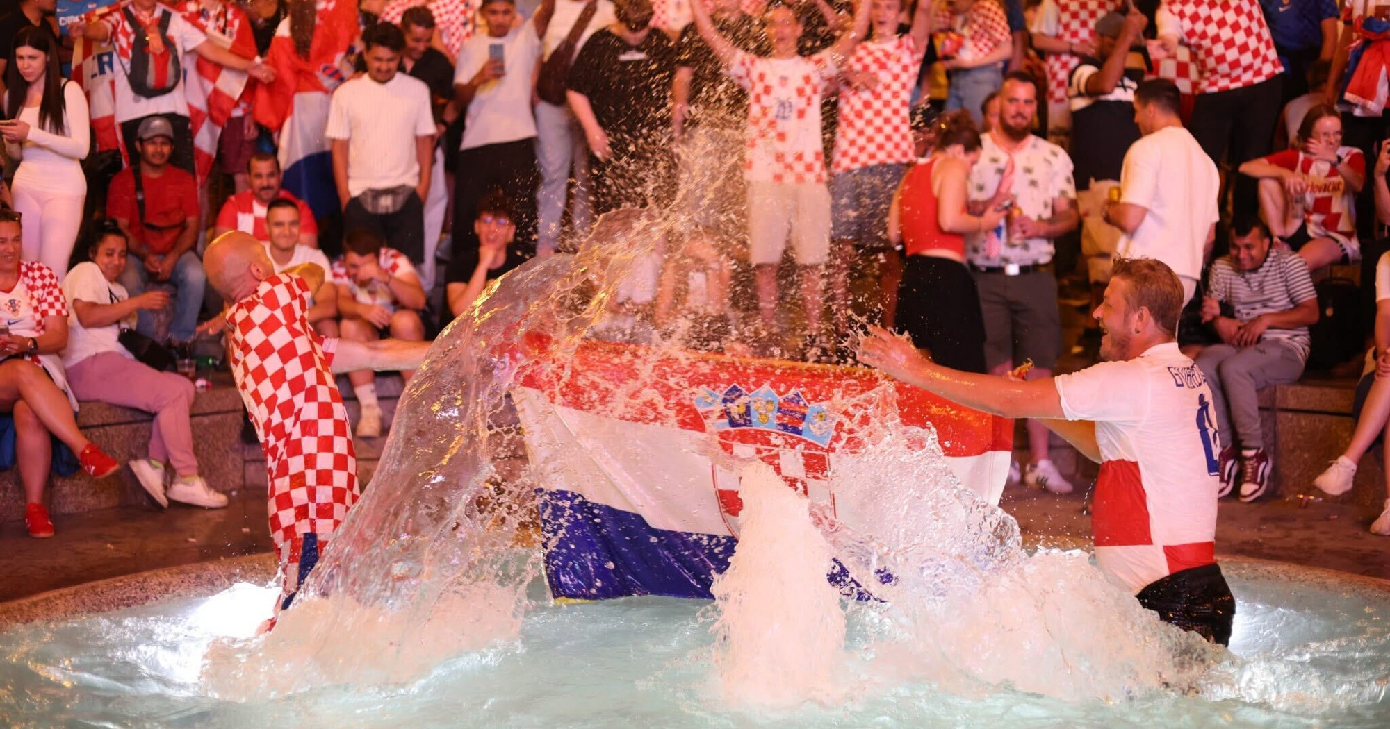 FOTO I VIDEO Ludnica na Trgu bana Jelačića, navijači ušli u Manduševac